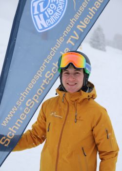 SchneesportSchule TVNeuhausenLorenz Hahn